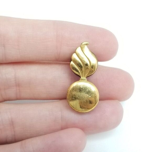 Vintage US Army Regulation Flaming Bomb Lapel Pin, Gold Tone Metal Brooch - Picture 1 of 5